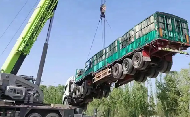 托克逊道路脱困救援案例